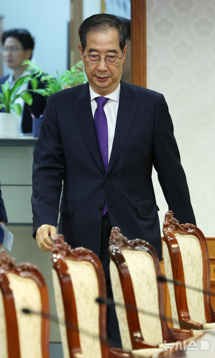[서울=뉴시스] 고범준 기자 = 한덕수 대통령 권한대행 국무총리가 1일 서울 종로구 정부서울청사에서 열린 안보관계장관회의에 참석하고 있다. 2025.05.01. bjko@newsis.com