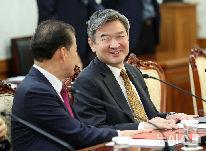 [서울=뉴시스] 고범준 기자 = 조태용 국정원장이 1일 서울 종로구 정부서울청사에서 열린 안보관계장관회의에서 김영호 통일부 장관과 대화를 하고 있다. 2025.05.01. bjko@newsis.com