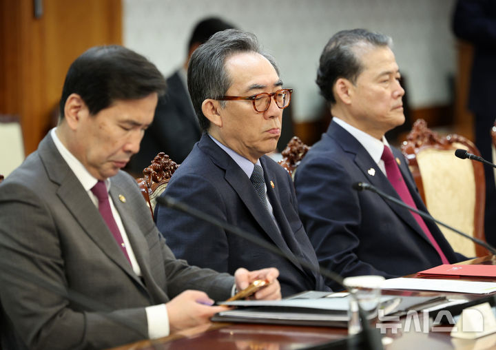 [서울=뉴시스] 고범준 기자 = 조태열(가운데) 외교부 장관이 1일 서울 종로구 정부서울청사에서 열린 안보관계장관회의에 참석해 자리에 앉아 있다. 왼쪽부터 김선호 국방부장관 직무대행, 조 장관, 김영호 통일부 장관. 2025.05.01. bjko@newsis.com