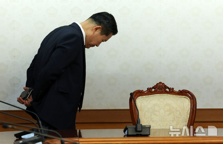 [서울=뉴시스] 고범준 기자 = 신원식 국가안보실장이 1일 서울 종로구 정부서울청사에서 열린 안보관계장관회의에 참석하고 있다. 2025.05.01. bjko@newsis.com