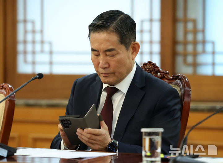 [서울=뉴시스] 고범준 기자 =12·3 비상계엄 관련 내란·외환 혐의를 수사하는 내란 특검이 8일 신원식 전 국가안보실장을 소환했다. 신원식 전 국가안보실장이 지난 5월 1일 서울 종로구 정부서울청사에서 열린 안보관계장관회의에 앞서 휴대전화를 보고 있다. 2025.05.01. bjko@newsis.com