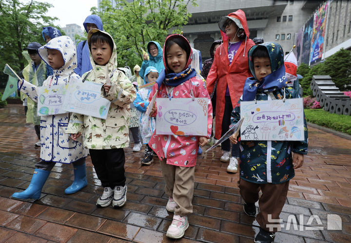 [서울=뉴시스] 김명년 기자 = 어린이날을 나흘 앞둔 1일 오전 서울 종로구 세종문화화관 인근 방정환 선생 생가터에서 어린이들이 어린이날 제정 103주년 기념 ‘2025 어린이가 행복한 나라’ 행진을 하고 있다. 2025.05.01. kmn@newsis.com