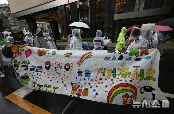 [서울=뉴시스] 김명년 기자 = 어린이날을 나흘 앞둔 1일 오전 서울 종로구 세종문화화관 인근 방정환 선생 생가터에서 어린이들이 어린이날 제정 103주년 기념 ‘2025 어린이가 행복한 나라’ 행진을 하고 있다. 2025.05.01. kmn@newsis.com