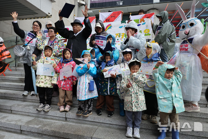 [서울=뉴시스] 김명년 기자 = 어린이날을 나흘 앞둔 1일 오전 서울 종로구 세종문화화관 인근 방정환 선생 생가터에서 열린&nbsp; 어린이날 제정 103주년 기념 '2025 어린이가 행복한 나라' 행사가 열리고 있다. 2025.05.01. kmn@newsis.com