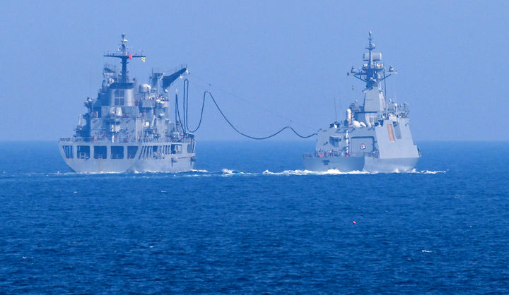 [서울=뉴시스] 강종민 기자 = 해군2함대 서울함(FFG-II, 3100톤, 오른쪽)과 화천함(AOE-Ⅰ, 4200톤, 왼쪽)이 4월 29일 서해상에서 해상기동군수 훈련을 하고 있다. (사진= 해군 제공) 2025.05.26. photo@newsis.com (*사진은 기사 내용과 관계 없음) *재판매 및 DB 금지