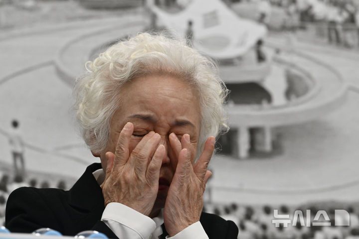 [광주=뉴시스] 이영주 기자 = 5·18민주화운동 희생자 고(故) 조사천씨의 배우자 정동순 여사가 1일 오전 5·18기념재단에서 열린 '스카이데일리 고소' 기자회견에 참석해 남편의 사망 경위를 왜곡 보도한 스카이데일리의 엄정 처벌을 촉구하며 눈물흘리고 있다. 2025.05.01. leeyj2578@newsis.com