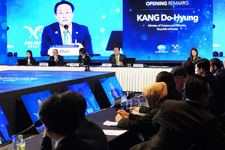 [부산=뉴시스] 강종민 기자 = 강도형 해양수산부 장관이 1일 부산 벡스코에서 열린 제5차 아시아태평양경제협력체(APEC) 해양관계장관회의에서 발언하고 있다.&nbsp;&nbsp; 이번 회의에서는 지속가능한 어업과 해양환경 보존 방안 등이 논의된다. (사진= 해수부 제공) 2025.05.01. photo@newsis.com *재판매 및 DB 금지