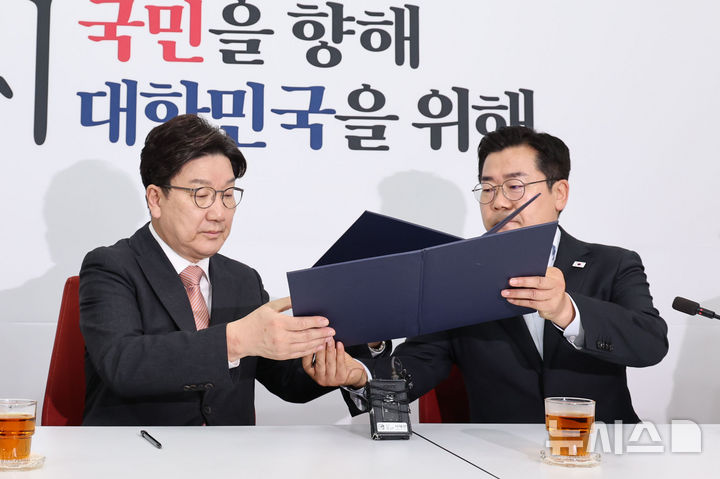 [서울=뉴시스] 권창회 기자 = 권성동 국민의힘 원내대표와 박찬대 더불어민주당 당대표 직무대행 겸 원내대표가 1일 오전 서울 여의도 국회에서 추경안 합의문에 서명하고 있다. 2025.05.01. kch0523@newsis.com