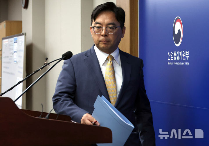 [세종=뉴시스] 강종민 기자 = 박정성 산업통상자원부 무역투자실장이 1일 세종시 정부세종청사에서 2025년 4월 수출입동향 발표를 위해 단상에 오르고 있다.&nbsp; 지난달 수출은 1년 전보다 3.7% 증가한 582억1000만 달러(83조366억원), 수입은 2.7% 감소한 533억2000만 달러(76조610억원)를 기록한 것으로 나타났다. 2025.05.01. ppkjm@newsis.com