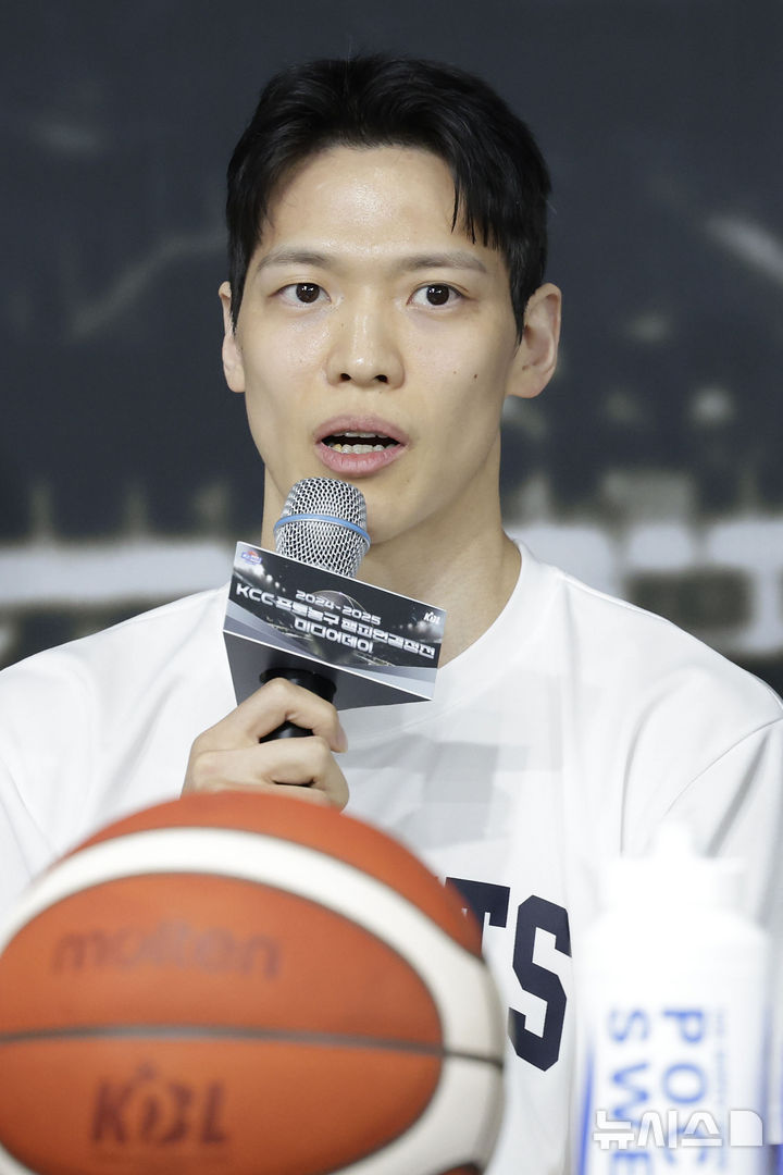 [서울=뉴시스] 최동준 기자 = 1일 서울 강남구 KBL센터에서 열린 2024-2025 KCC 프로농구 챔피언결정전 미디어데이에서 서울 SK 김선형이 각오를 밝히고 있다. 2025.05.01. photocdj@newsis.com