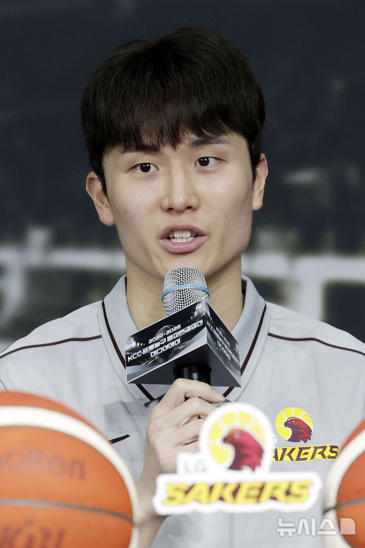 [서울=뉴시스] 최동준 기자 = 1일 서울 강남구 KBL센터에서 열린 2024-2025 KCC 프로농구 챔피언결정전 미디어데이에서 창원 LG 양준석이 각오를 밝히고 있다. 2025.05.01. photocdj@newsis.com