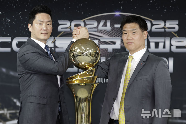 [서울=뉴시스] 최동준 기자 = 1일 서울 강남구 KBL센터에서 열린 2024-2025 KCC 프로농구 챔피언결정전 미디어데이에서 서울 SK 전희철, 창원 LG 조상현 감독이 기념촬영을 하고 있다. 2025.05.01. photocdj@newsis.com