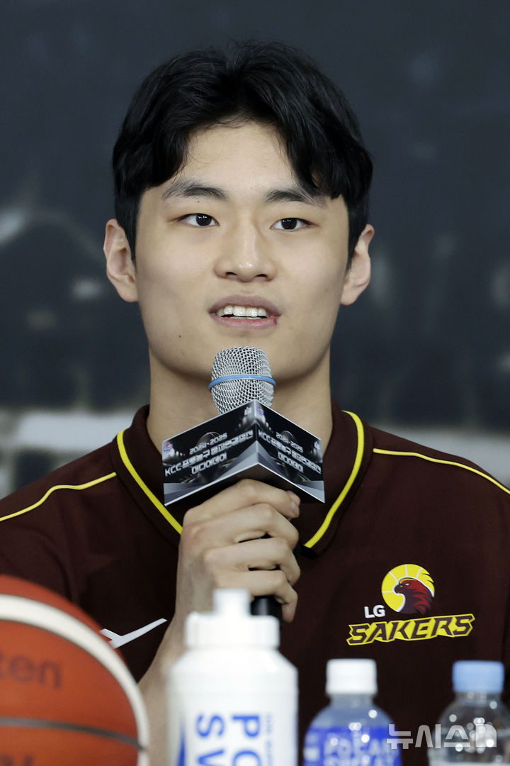 [서울=뉴시스] 최동준 기자 = 1일 서울 강남구 KBL센터에서 열린 2024-2025 KCC 프로농구 챔피언결정전 미디어데이에서 창원 LG 유기상이 각오를 밝히고 있다. 2025.05.01. photocdj@newsis.com