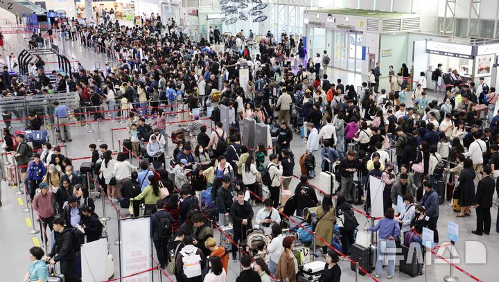 [부산=뉴시스] 하경민 기자 = 징검다리 황금연휴 첫날인 1일 부산 강서구 김해국제공항 국제선 출국장에서 해외여행을 떠나는 여행객들이 길게 줄을 선 채 출국수속을 거치고 있다.한국공항공사 김해공항에 따르면 황금연휴 기간인 1~6일 김해공항 국제선 이용객은 총 17만9177명(출국 8만822명, 입국은 9만8355명)으로 예상됐다. 2025.05.01. yulnetphoto@newsis.com