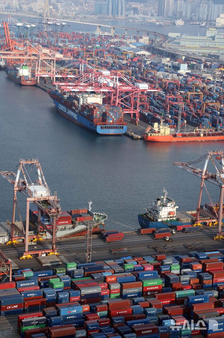 [부산=뉴시스] 하경민 기자 = 1일 산업통상자원부가 발표한 '4월 수출입동향'에 따르면 지난달 수출은 전년 대비 3.7% 증가한 582억1000만 달러(83조366억원), 수입은 2.7% 감소한 533억2000만 달러(76조610억원)로 집계됐다. 특히 수출은 역대 4월 중 최대실적을 기록했으며, 3개월 연속 증가세를 보였다. 이날 부산 남구 신선대(사진 아래) 및 감만(위) 부두 야적장에 수출입 컨테이너가 가득 쌓여 있다. 2025.05.01. yulnetphoto@newsis.com