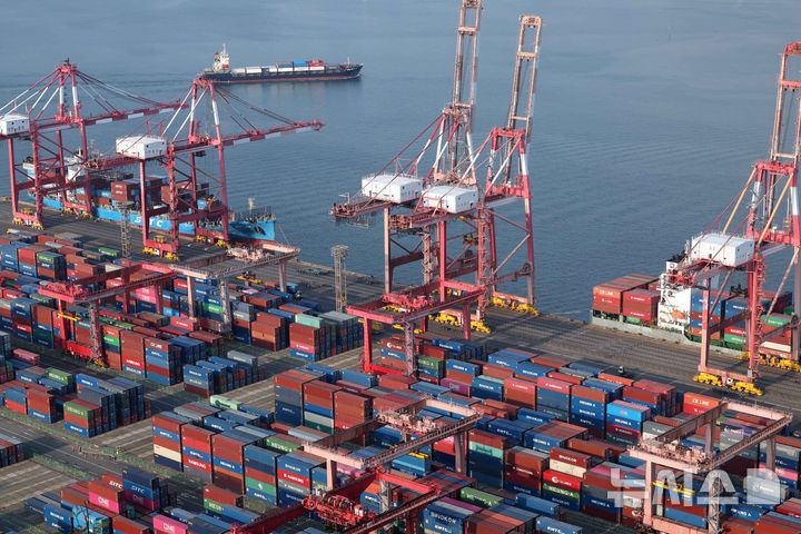 [부산=뉴시스] 하경민 기자 = 1일 산업통상자원부가 발표한 '4월 수출입동향'에 따르면 지난달 수출은 전년 대비 3.7% 증가한 582억1000만 달러(83조366억원), 수입은 2.7% 감소한 533억2000만 달러(76조610억원)로 집계됐다. 특히 수출은 역대 4월 중 최대실적을 기록했으며, 3개월 연속 증가세를 보였다.&nbsp; 이날 부산 남구 신선대부두에서 수출입 컨테이너 선적 및 하역작업이 진행되고 있다. 2025.05.01. yulnetphoto@newsis.com