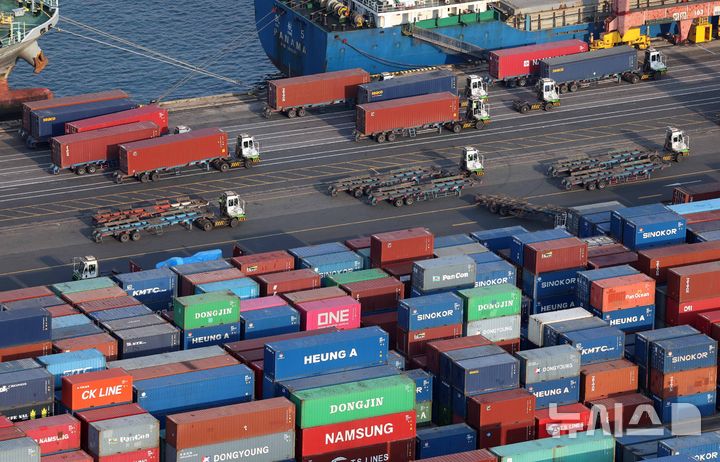 [부산=뉴시스] 하경민 기자 = 1일 산업통상자원부가 발표한 '4월 수출입동향'에 따르면 지난달 수출은 전년 대비 3.7% 증가한 582억1000만 달러(83조366억원), 수입은 2.7% 감소한 533억2000만 달러(76조610억원)로 집계됐다. 특히 수출은 역대 4월 중 최대실적을 기록했으며, 3개월 연속 증가세를 보였다.&nbsp; 이날 부산 남구 신선대부두에서 야드트랙터들이 수출입 컨테이너를 옮기고 있다. 2025.05.01. yulnetphoto@newsis.com