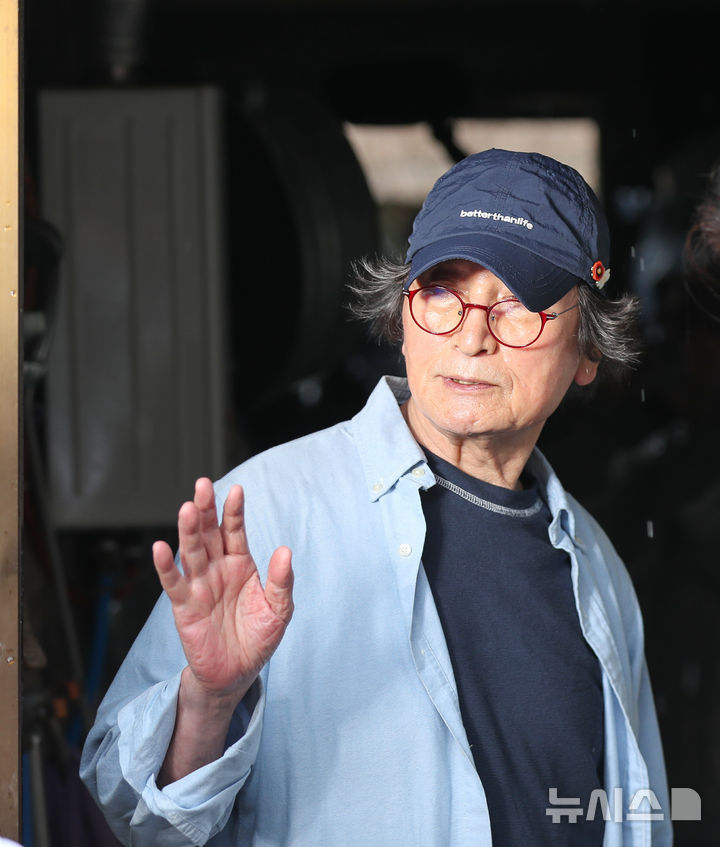 [서귀포=뉴시스] 우장호 기자 = 정지영 감독이 1일 오전 서귀포시 표선면 성읍마을에서 제주4·3을 다룬 영화 '내 이름은' 촬영을 진행하고 있다. 영화 '내 이름은'은 정지영 감독이 연출했고, 최근 네플릭스 인기 OTT 드라마 '폭싹 속았수다'에서 명연기를 선보인 염혜란 배우가 주연을 맡았다. 2025.05.01. woo1223@newsis.com