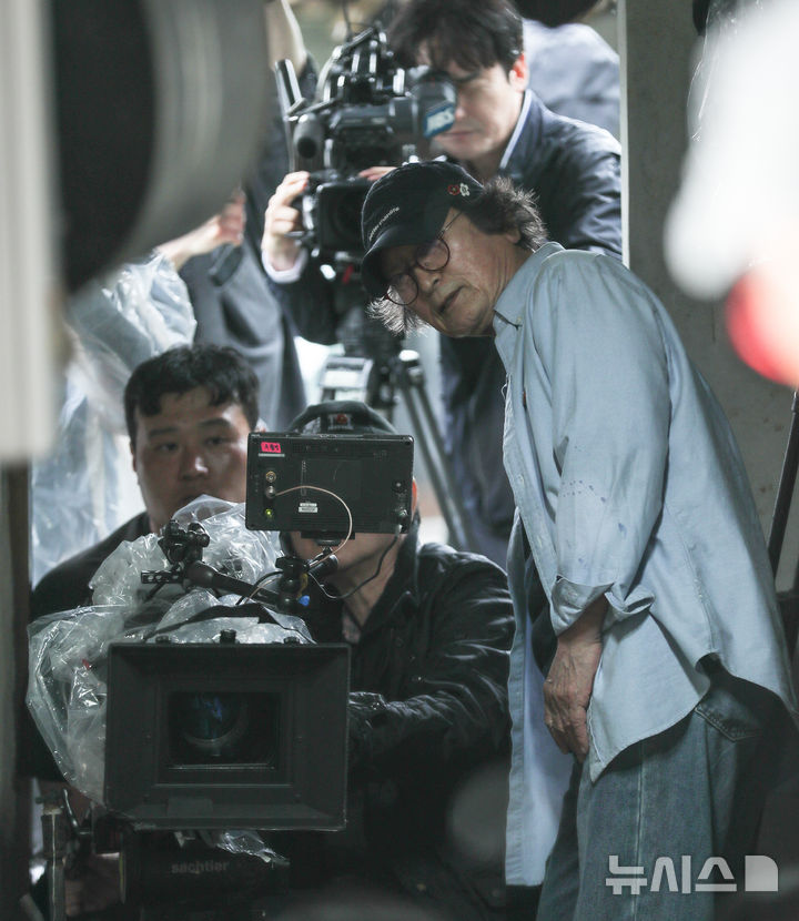 [서귀포=뉴시스] 우장호 기자 = 정지영 감독이 1일 오전 서귀포시 표선면 성읍마을에서 제주4·3을 다룬 영화 '내 이름은' 촬영을 진행하고 있다. 영화 '내 이름은'은 정지영 감독이 연출했고, 최근 네플릭스 인기 OTT 드라마 '폭싹 속았수다'에서 명연기를 선보인 염혜란 배우가 주연을 맡았다. 2025.05.01. woo1223@newsis.com