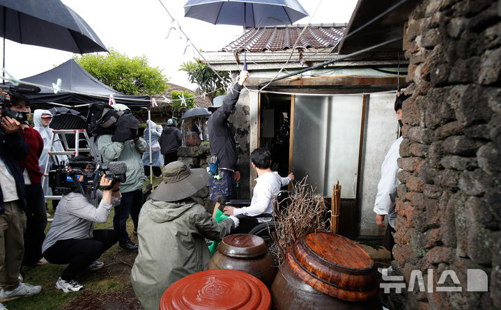 [서귀포=뉴시스] 우장호 기자 = 1일 오전 서귀포시 표선면 성읍마을에서 제주4·3을 다룬 영화 '내 이름은' 촬영이 진행되고 있다. 영화 '내 이름은'은 정지영 감독이 연출했고, 최근 네플릭스 인기 OTT 드라마 '폭싹 속았수다'에서 명연기를 선보인 염혜란 배우가 주연을 맡았다. 2025.05.01. woo1223@newsis.com