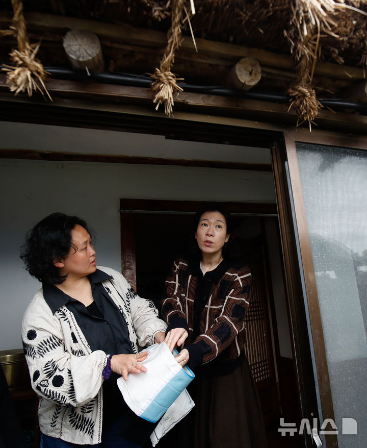 [서귀포=뉴시스] 우장호 기자 = 1일 오전 서귀포시 표선면 성읍마을에서 제주4·3을 다룬 영화 '내 이름은' 촬영이 진행되고 있다. 영화 '내 이름은'은 정지영 감독이 연출했고, 최근 네플릭스 인기 OTT 드라마 '폭싹 속았수다'에서 명연기를 선보인 염혜란 배우가 주연을 맡았다. 2025.05.01. woo1223@newsis.com