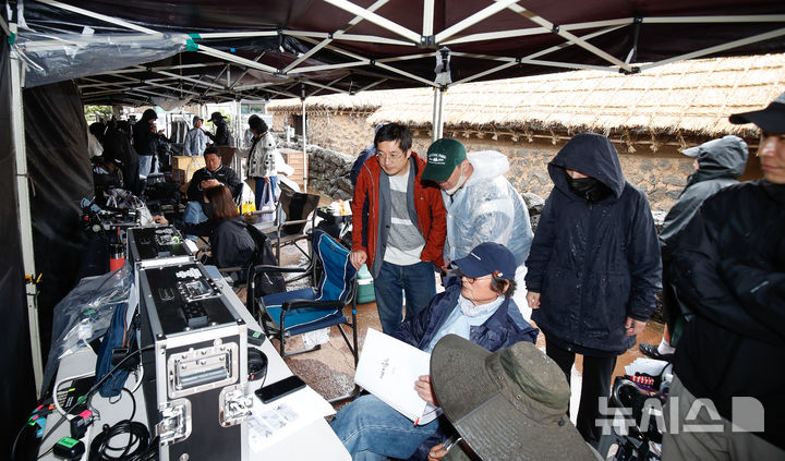 [서귀포=뉴시스] 우장호 기자 = 정지영 감독이 1일 오전 서귀포시 표선면 성읍마을에서 제주4·3을 다룬 영화 '내 이름은' 촬영을 진행하고 있다. 영화 '내 이름은'은 정지영 감독이 연출했고, 최근 네플릭스 인기 OTT 드라마 '폭싹 속았수다'에서 명연기를 선보인 염혜란 배우가 주연을 맡았다. 2025.05.01. woo1223@newsis.com