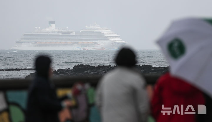 [서귀포=뉴시스] 우장호 기자 = 지난 5월1일 오후 제주 서귀포시 강정항으로 중국 상하이에서 출발한 크루즈선 '아도라매직시티(13만5500t급)'호가 입항하고 있다. 강정항은 이날 준모항으로 새 출발을 하게된다. 준모항이란 모항처럼 승객이 타고 내릴 수 있는 항을 말한다.아도라매직시티호는 강정항에서 제주도민 32명과 재미동포 2명 등 총 34명을 태우고 일본 후쿠오카와 가고시마, 중국 상하이를 거쳐 오는 6일 강정항으로 돌아오게 된다. 2025.05.01. woo1223@newsis.com