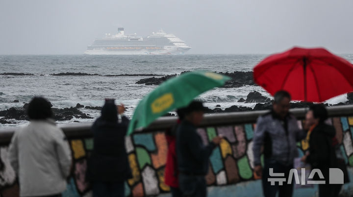 [서귀포=뉴시스] 우장호 기자 = 1일 오후 제주 서귀포시 강정항으로 중국 상하이에서 출발한 크루즈선 '아도라매직시티(13만5500t급)'호가 입항하고 있다. 강정항은 이날 준모항으로 새 출발을 하게된다. 준모항이란 모항처럼 승객이 타고 내릴 수 있는 항을 말한다.아도라매직시티호는 강정항에서 제주도민 32명과 재미동포 2명 등 총 34명을 태우고 일본 후쿠오카와 가고시마, 중국 상하이를 거쳐 오는 6일 강정항으로 돌아오게 된다. 2025.05.01. woo1223@newsis.com
