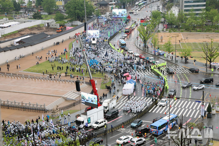 [서울=뉴시스] 배훈식 기자 = 한국노동조합총연맹 조합원들이 1일 오후 서울 종로구 광화문 앞에서 제135주년 세계노동절 한국노총 전국노동자대회를 하고 있다. 2025.05.01. dahora83@newsis.com
