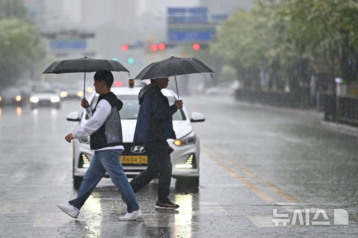 [광주=뉴시스] 이영주 기자 = 광주지역에 비가 내리는 지난 1일 오후 광주 서구 광주시청 앞에서 시민들이 우산을 쓴 채 횡단보도를 건너고 있다. 2025.05.01. leeyj2578@newsis.com