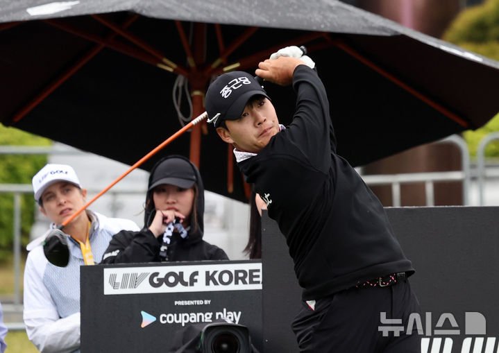 [인천=뉴시스] 전진환 기자 = 1일 인천 연수구 잭니클라우스CC에서 LIV 골프 코리아 프로암 경기에서 김민규가 1먼홀 티샷을 하고 있다.&nbsp; 2025.05.01.&nbsp; photo@newsis.com