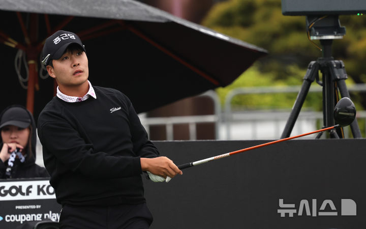 [인천=뉴시스] 전진환 기자 = 1일 인천 연수구 잭니클라우스CC에서 LIV 골프 코리아 프로암 경기에서 김민규가 1번홀 티샷 후 타구를 살피고 있다.&nbsp; 2025.05.01.&nbsp; photo@newsis.com