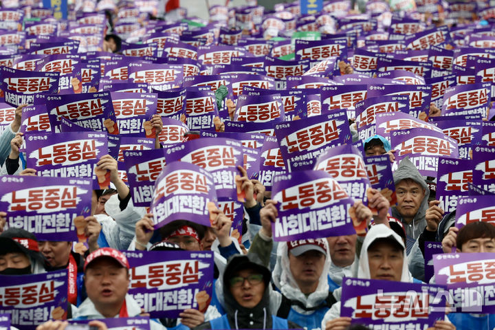 [서울=뉴시스] 김명년 기자 = 1일 오후 서울 종로구 경복궁 동십자각 앞에서 '제135주년 세계노동절 한국노총 전국노동자대회'가 열리고 있다. 2025.05.01. kmn@newsis.com