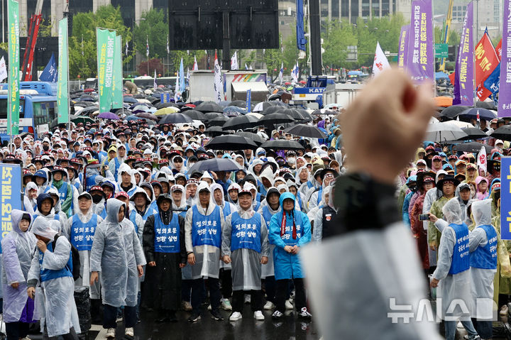 [서울=뉴시스] 김명년 기자 = 1일 오후 서울 종로구 경복궁 동십자각 앞에서 '제135주년 세계노동절 한국노총 전국노동자대회'가 열리고 있다. 2025.05.01. kmn@newsis.com