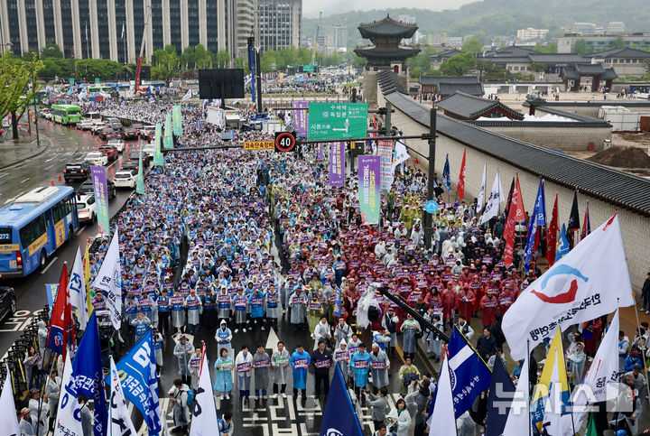 [서울=뉴시스] 김명년 기자 = 지난 5월 1일 오후 서울 종로구 경복궁 동십자각 앞에서 '제135주년 세계노동절 한국노총 전국노동자대회'가 열리고 있다. 2025.05.01. kmn@newsis.com