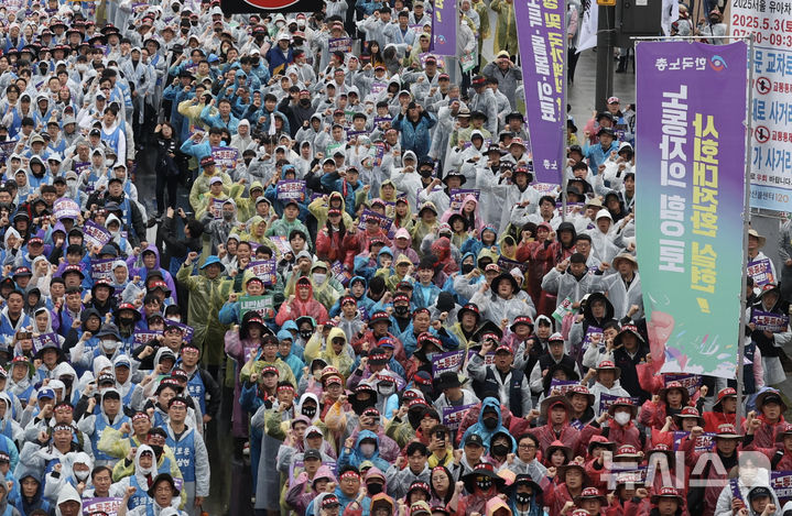 [서울=뉴시스] 김명년 기자 = 1일 오후 서울 종로구 경복궁 동십자각 앞에서 '제135주년 세계노동절 한국노총 전국노동자대회'가 열리고 있다. 2025.05.01. kmn@newsis.com