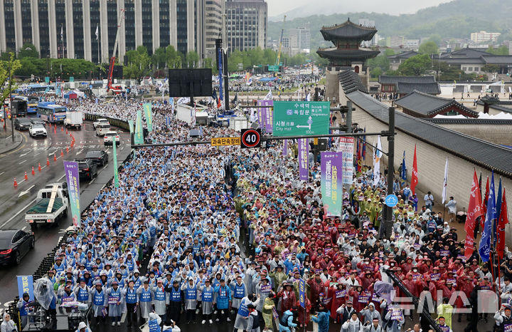 [서울=뉴시스] 김명년 기자 = 1일 오후 서울 종로구 경복궁 동십자각 앞에서 '제135주년 세계노동절 한국노총 전국노동자대회'가 열리고 있다. 2025.05.01. kmn@newsis.com
