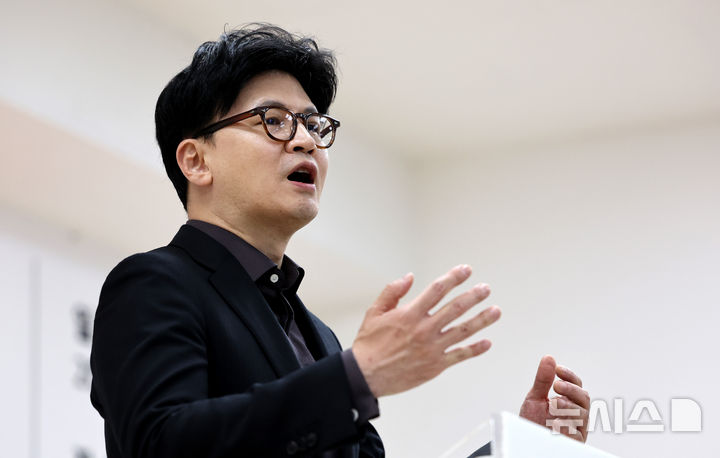 [대구=뉴시스] 이무열 기자 = 한동훈 제21대 대통령 선거 국민의힘 경선 후보가 1일 대구 수성구 국민의힘 대구시당에서 열린 당직자 간담회에 참석해 발언을 하고 있다. 2025.05.01. lmy@newsis.com
