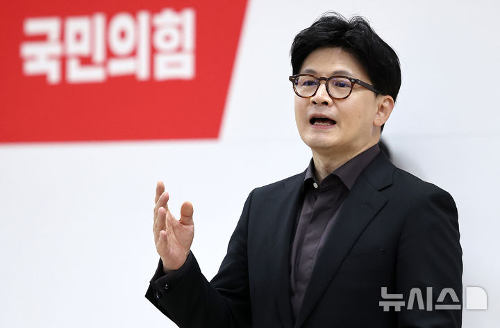 [대구=뉴시스] 이무열 기자 = 한동훈 제21대 대통령 선거 국민의힘 경선 후보가 1일 대구 수성구 국민의힘 대구시당에서 열린 당직자 간담회에 참석해 발언을 하고 있다. 2025.05.01. lmy@newsis.com