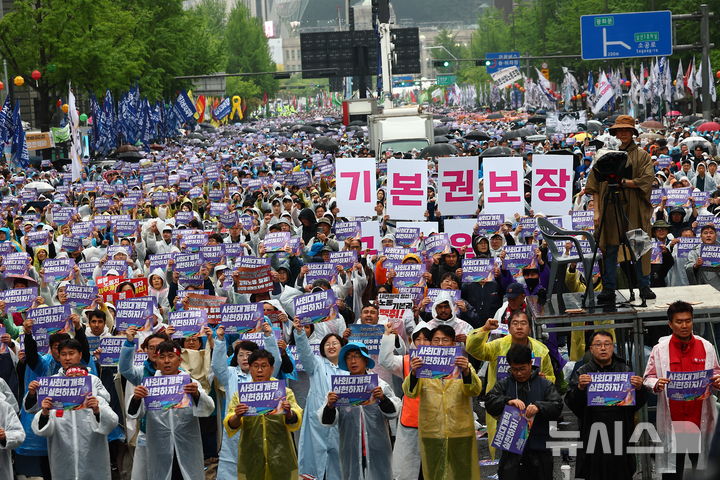 [서울=뉴시스] 김근수 기자 = 전국민주노동조합총연맹 조합원들이 1일 서울 중구 숭례문 인근에서 열린 제135회 세계노동절 대회에서 구호를 외치고 있다. 2025.05.01. ks@newsis.com