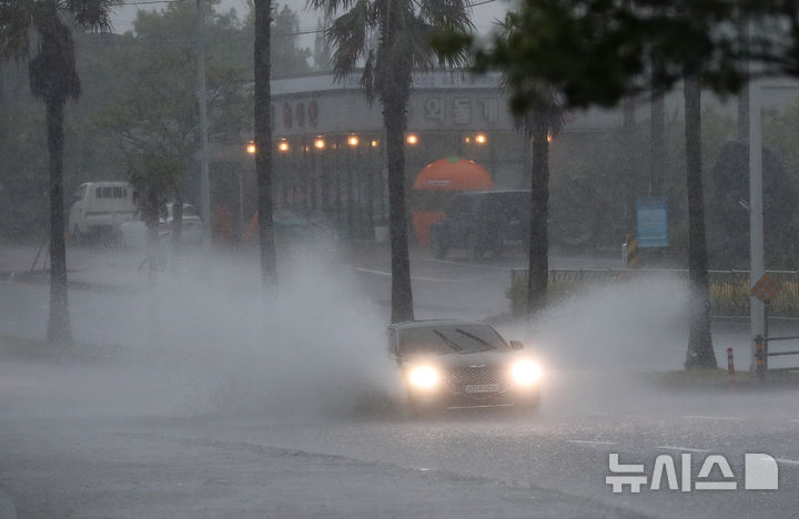 [서귀포=뉴시스] 우장호 기자 = 폭우가 쏟아진 1일 오후 제주 서귀포시 도순동 인근 도로에서 차량들이 물보라를 일으키며 이동하고 있다. 2025.05.01. woo1223@newsis.com