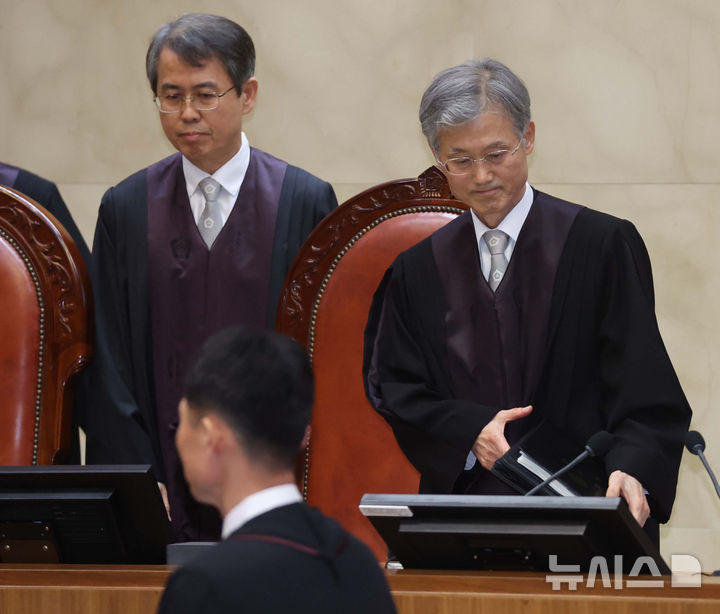 [서울=뉴시스] 사진공동취재단 = 조희대 대법원장이 지난해 5월 1일 서울 서초구 대법원에서 이재명 더불어민주당 대선 후보의 공직선거법 위반 사건과 관련한 전원합의체 선고를 위해 대심판정에 입장하고 있다. 뒷편이 이흥구 대법관. 2026.09.07. photo@newsis.com