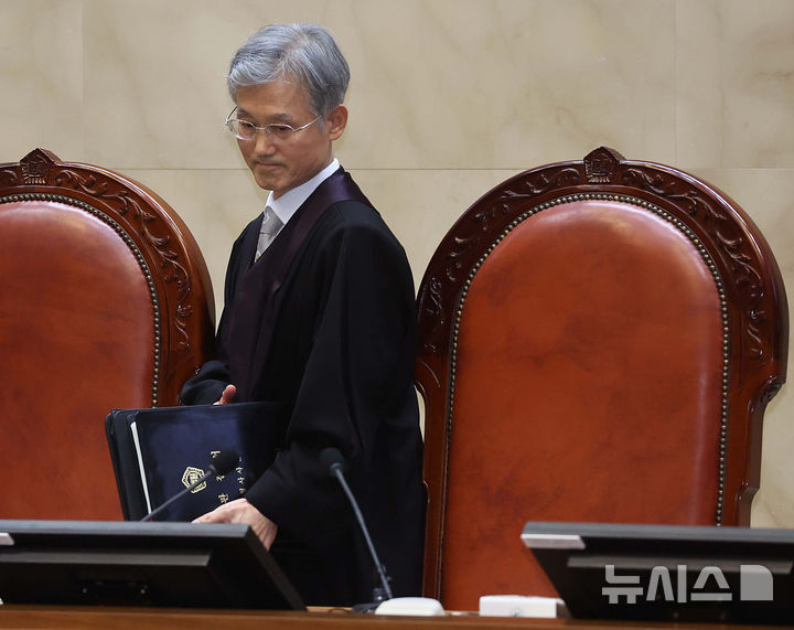 [서울=뉴시스] 사진공동취재단 = 조희대 대법원장을 비롯한 대법관들이 1일 서울 서초구 대법원에서 이재명 더불어민주당 대선 후보의 공직선거법 위반 사건과 관련한 전원합의체 선고를 위해 대심판정에 입장하고 있다. 2025.05.01. photo@newsis.com