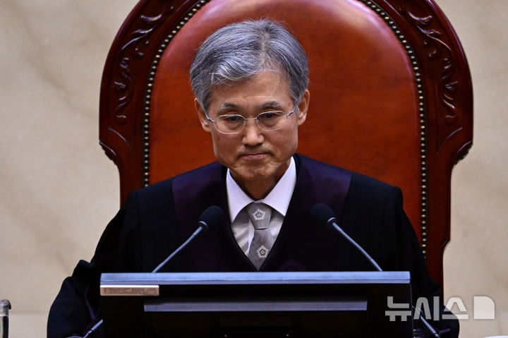 [서울=뉴시스] 사진공동취재단 = 조희대 대법원장이 1일 오후 서울 서초구 대법원 대법정에서 이재명 더불어민주당 대선 후보의 공직선거법 위반 사건 상고심 선고를 준비하며 입술을 다물고 있다. 2025.05.01. photo@newsis.com