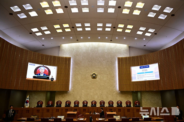 [서울=뉴시스] 사진공동취재단 = 조희대 대법원장을 비롯한 대법관들이 1일 오후 서울 서초구 대법원 대법정에서 이재명 더불어민주당 대선 후보의 공직선거법 위반 사건 상고심 선고를 준비하고 있다. 2025.05.01. photo@newsis.com