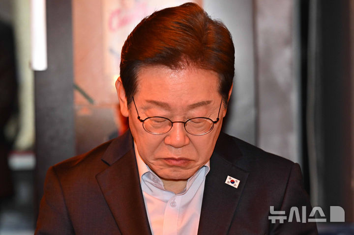 [서울=뉴시스] 조성우 기자 = 이재명 더불어민주당 대선후보가 전날 오후 서울 종로구의 한 포장마차에서 열린 배달라이더, 택배기사 등 비(非)전형 노동자들과 간담회에서 잠시 생각에 잠겨 있다. 대법원 전원합의체는 이날 이 후보에게 무죄를 선고한 원심 판결을 파기하고 사건을 서울고법으로 돌려보냈다. (공동취재) 2025.05.02. photo@newsis.com
