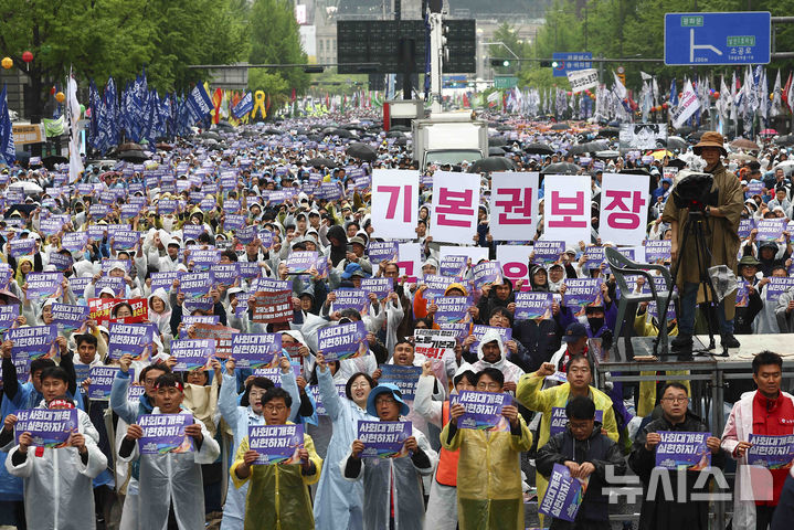 [서울=뉴시스] 김근수 기자 = 전국민주노동조합총연맹 조합원들이 1일 서울 중구 숭례문 인근에서 열린 제135회 세계노동절 대회에서 구호를 외치고 있다. 2025.05.01. ks@newsis.com