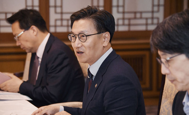 [서울=뉴시스] 김진아 기자 = 사진은 김범석 부총리 겸 기재부 장관 직무대행이 지난 1일 오후 서울 종로구 정부서울청사에서 열린 '제3차 통상현안 관련 범정부 국내대응 전담반 회의'에서 발언하고 있는 모습. (사진=기획재정부 제공) 2025.05.01. photo@newsis.com *재판매 및 DB 금지