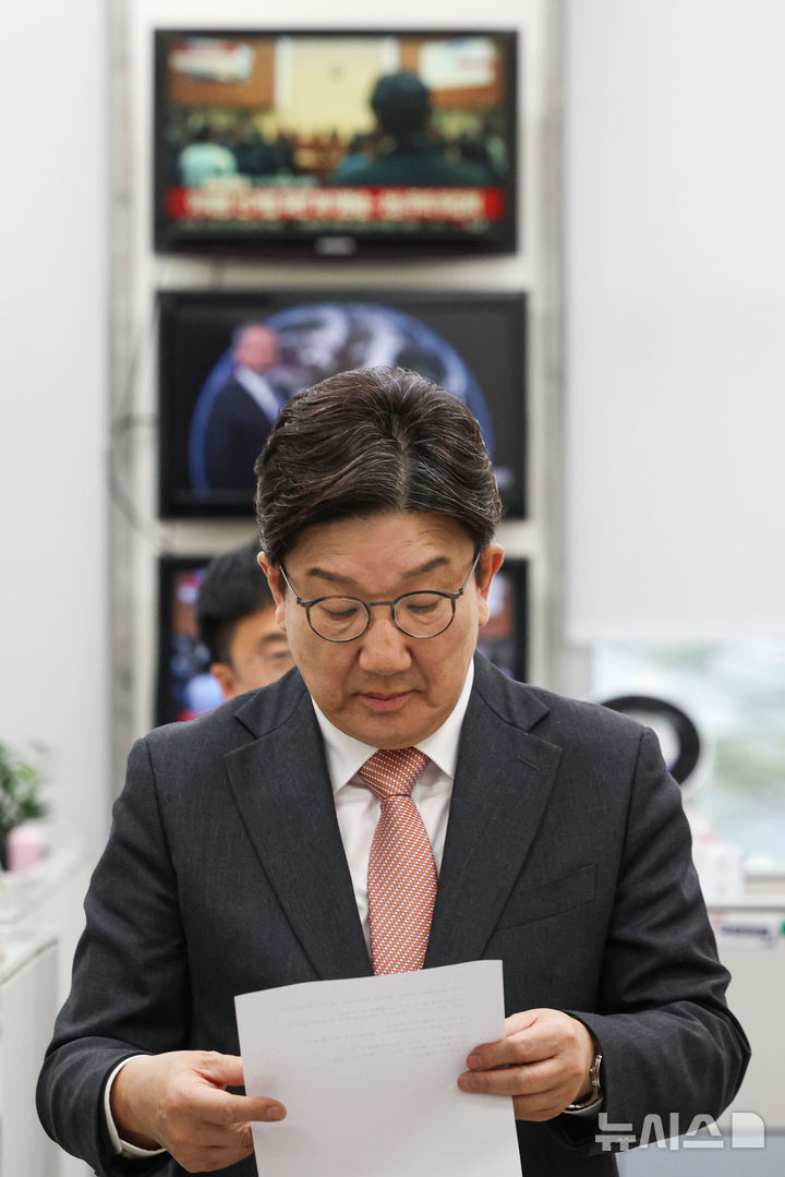 [서울=뉴시스] 권창회 기자 = 권성동 국민의힘 원내대표가 1일 서울 여의도 국회에서 이재명 공직선거법위반 사건 관련 대법원의 선고를 마친 뒤 백브리핑을 하기 위해 이동하고 있다. 2025.05.01. kch0523@newsis.com