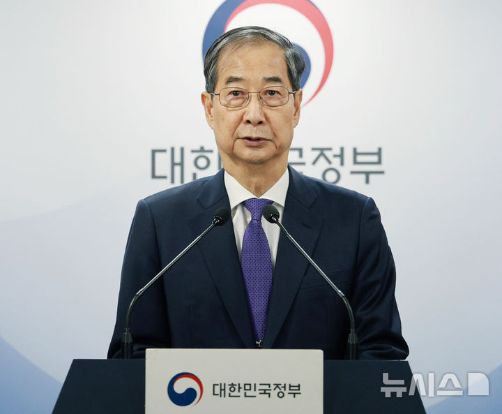 [서울=뉴시스] 고범준 기자 = 한덕수 대통령 권한대행 국무총리가 1일 서울 종로구 정부서울청사에서 대국민 담화를 하고 있다. 2025.05.01. bjko@newsis.com